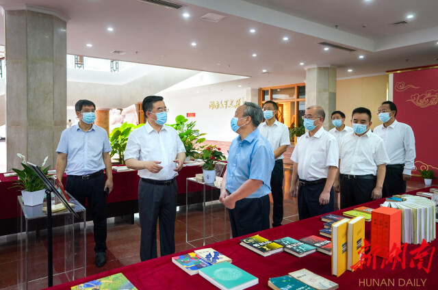 張慶偉在省文聯(lián)省作協(xié)調(diào)研：創(chuàng)作無愧于時(shí)代無愧于人民的精品力作 為建設(shè)現(xiàn)代化新湖南提供強(qiáng)大精神動(dòng)力