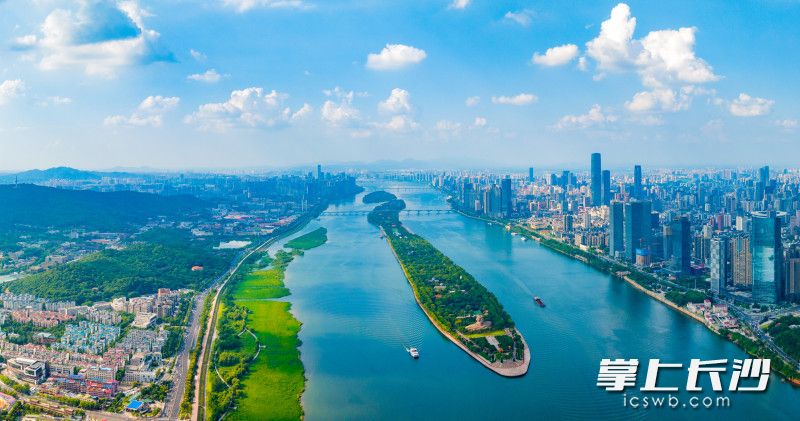 高空俯瞰橘子洲頭，湘江一江碧水穿城而過。長(zhǎng)沙晚報(bào)全媒體記者 鄒麟 攝