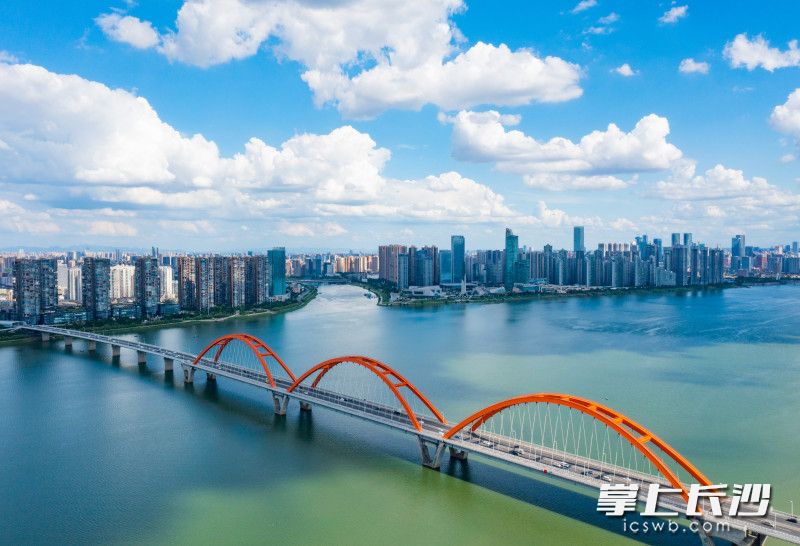 藍(lán)天白云下的福元路大橋格外漂亮。長(zhǎng)沙晚報(bào)全媒體記者 鄒麟 攝