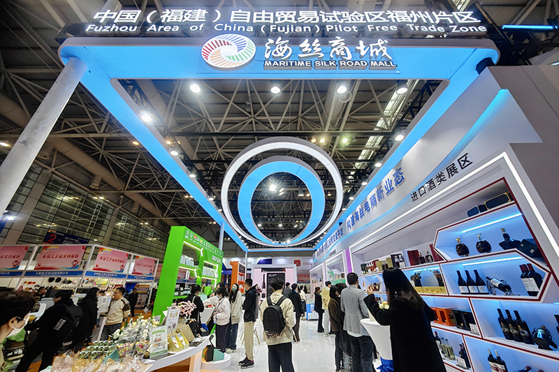 2024年3月18日，第四屆中國(guó)跨境電商交易會(huì)在福建福州開(kāi)幕。展會(huì)聚焦“鏈接跨境全流域 共建電商新生態(tài)”，集聚全國(guó)80余個(gè)外貿(mào)產(chǎn)業(yè)帶的上千家供應(yīng)鏈企業(yè)。