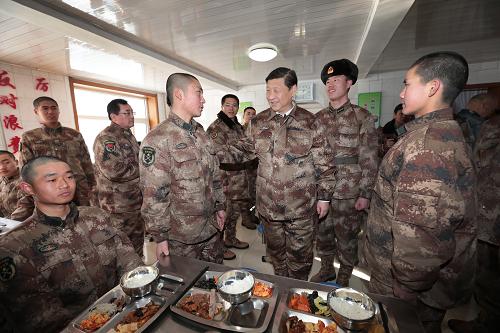 2014年1月26日中午，習(xí)近平來到連隊(duì)食堂，同戰(zhàn)士們一起用餐。新華社記者 李剛 攝